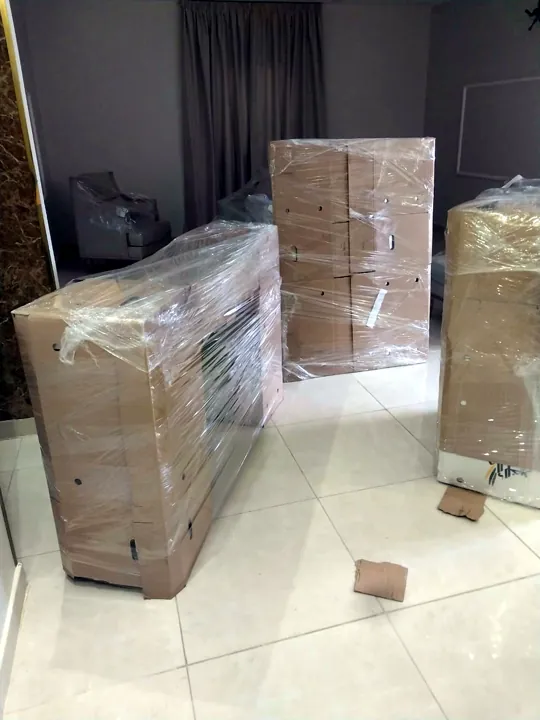دواليب مغلّفة وواقفة للتحميل