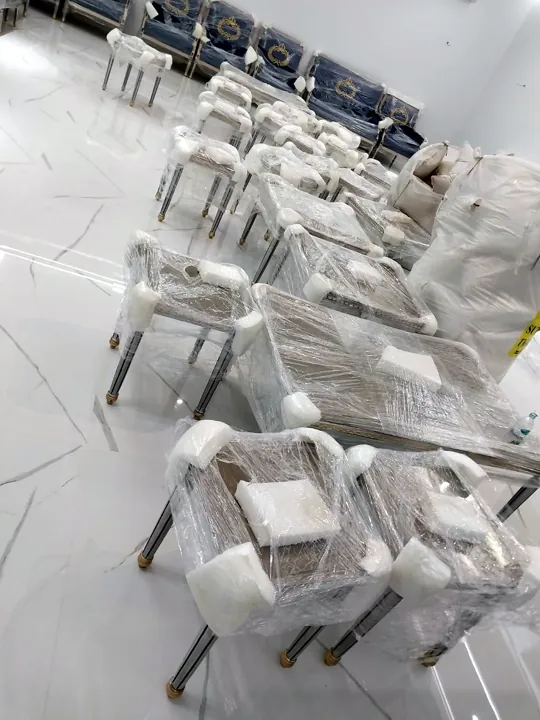 كراسي طعام مغلّفة كل كرسي لحاله