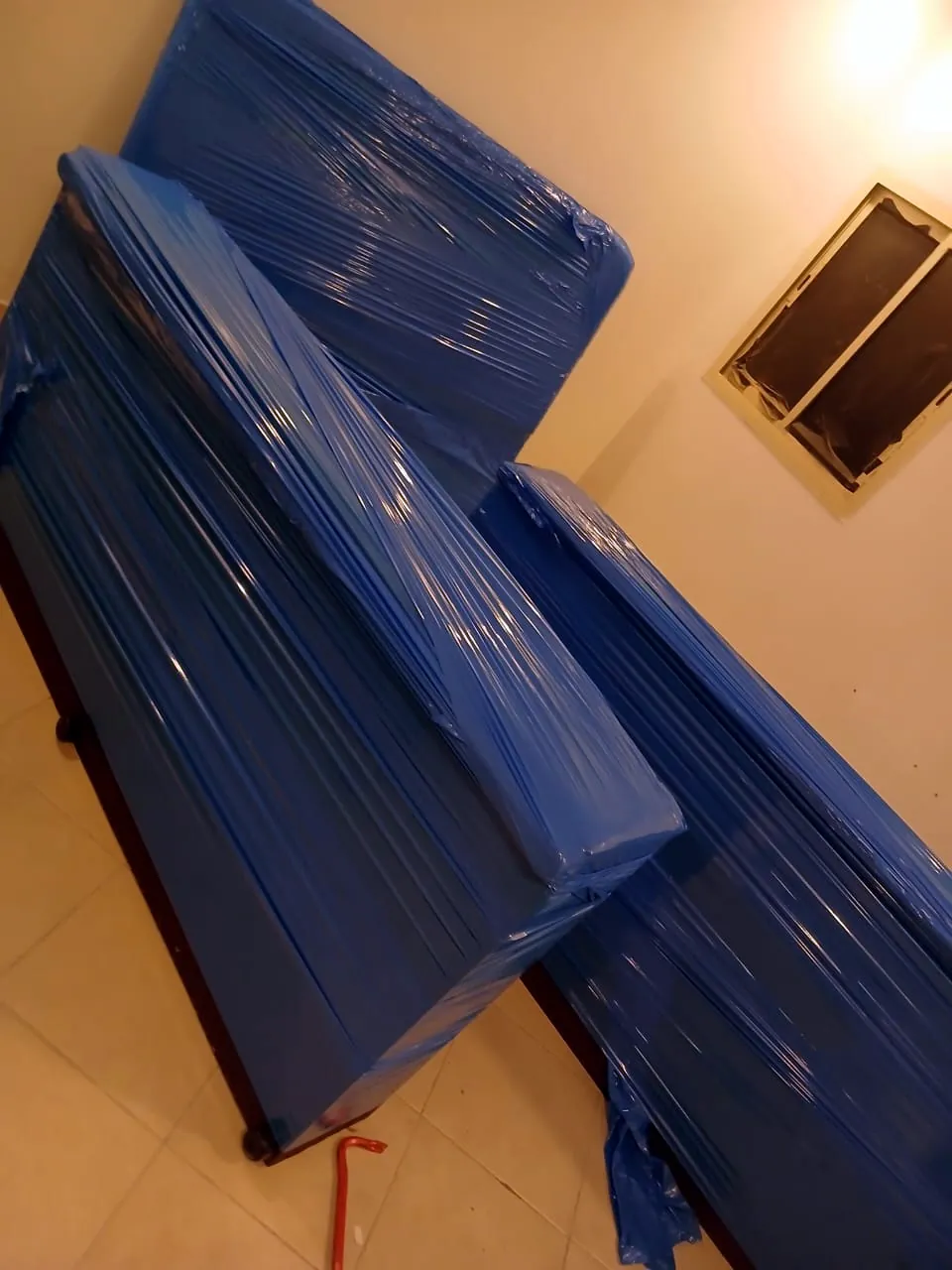 عفش مغلّف من شغل فريق العملاق قبل النقل في حي السويدي
